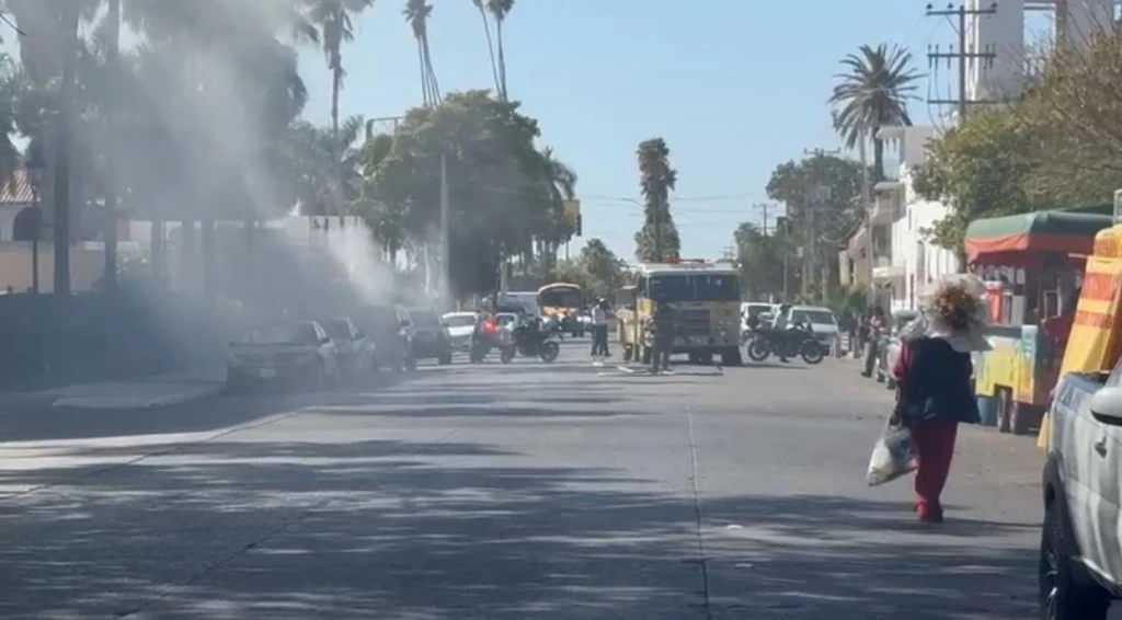 Se incendia vehículo en el centro de Los Mochis