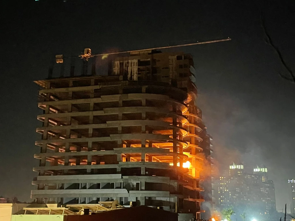 Se incendia construcción de torre de condominios en Playas Brujas