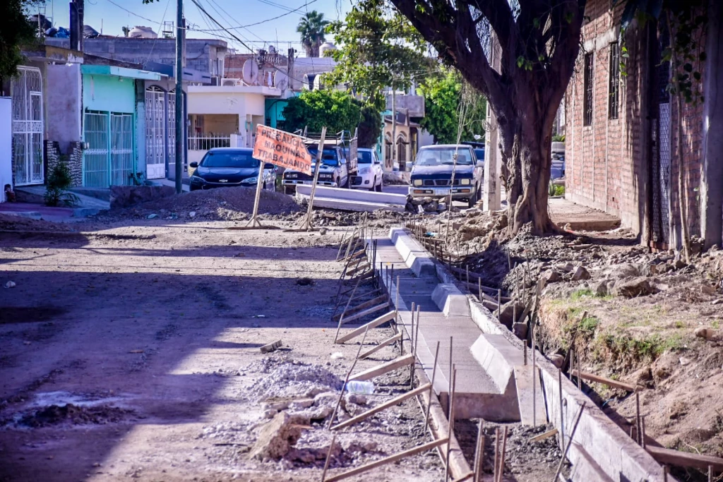 Llevan drenaje y pavimentación a colonia Dorados de Villa, en Mazatlán