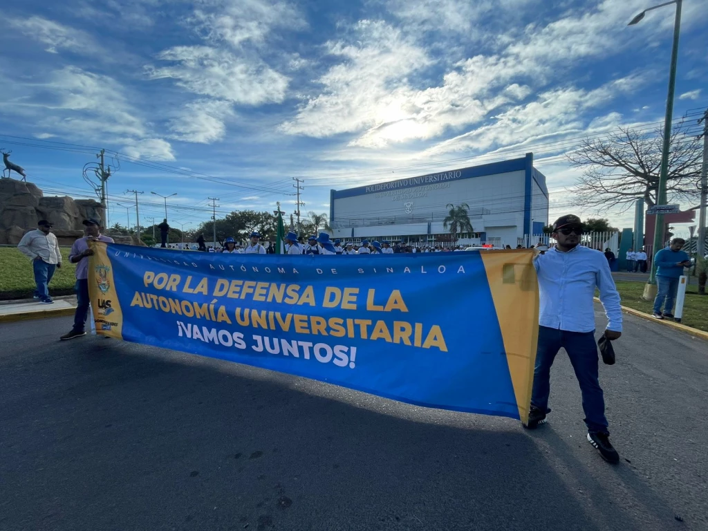 Salen universitarios de la UAS a manifestarse a calles de Mazatlán