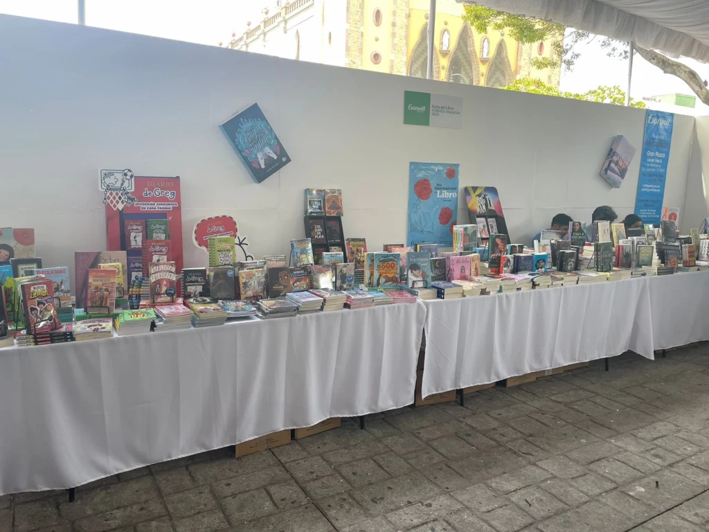 COBAES Mazatlán instala Feria del Libro en la explanada de la Plazuela República