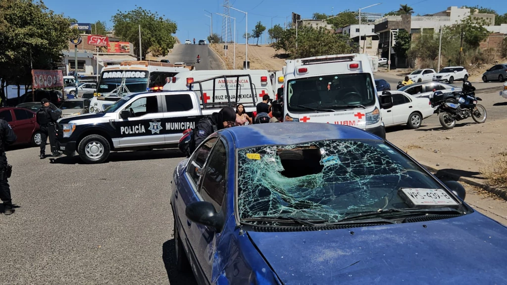 Dos adolescentes heridos y un automóvil destruido es el saldo de choque en Culiacán
