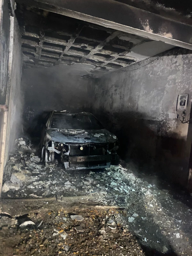 Se incendia automóvil estacionado en cochera de vivienda