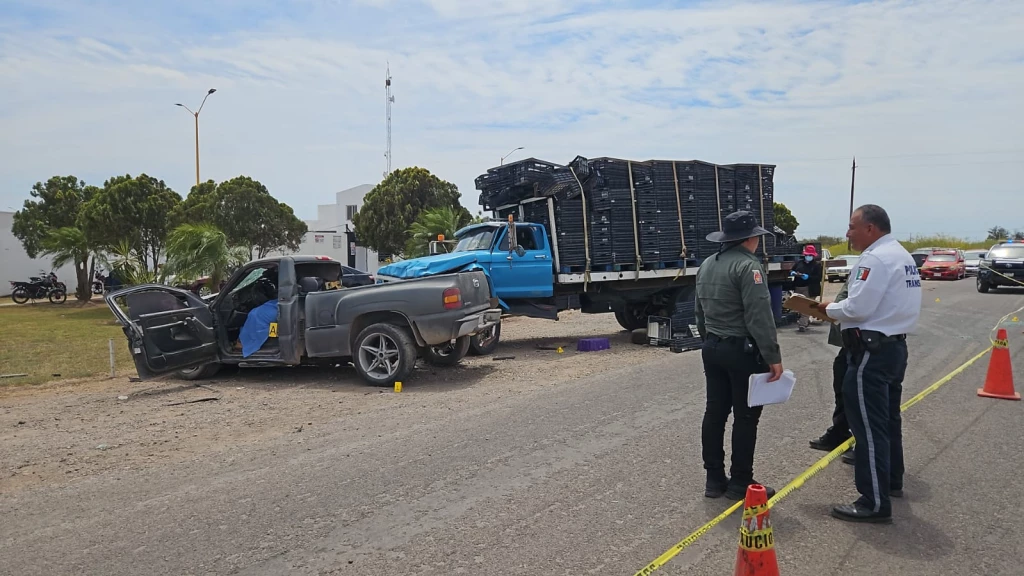 Conductor pierde la vida tras impacto de camión en Navolato