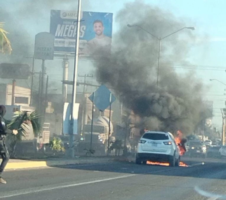 Vehículo se incendia en medio del tráfico sobre la carretera Internacional México 15