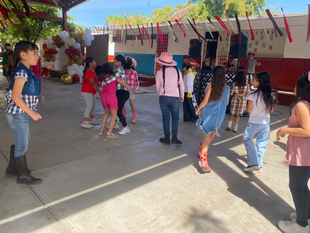 Niños y niñas de la escuela Hnos. Flores Magón de Culiacán disfrutan su fiesta en su día