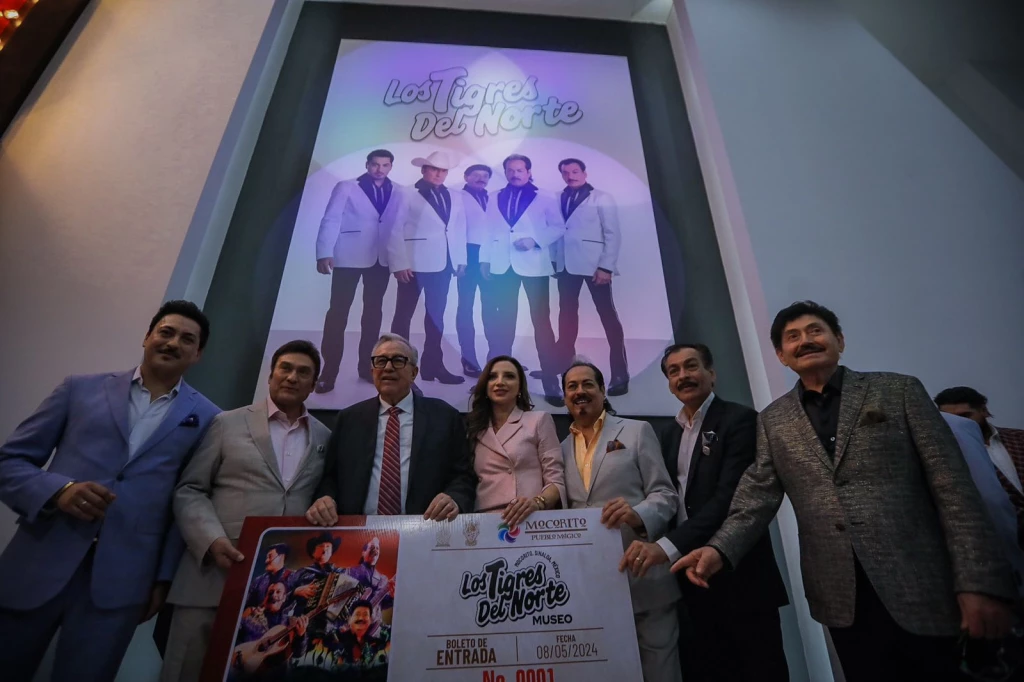 Se abre La Puerta Negra en el museo de Los Tigres del Norte