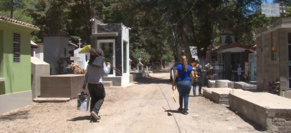 Previo al día de las madres, personas acuden a limpiar y adornar con flores las tumbas de sus familiares