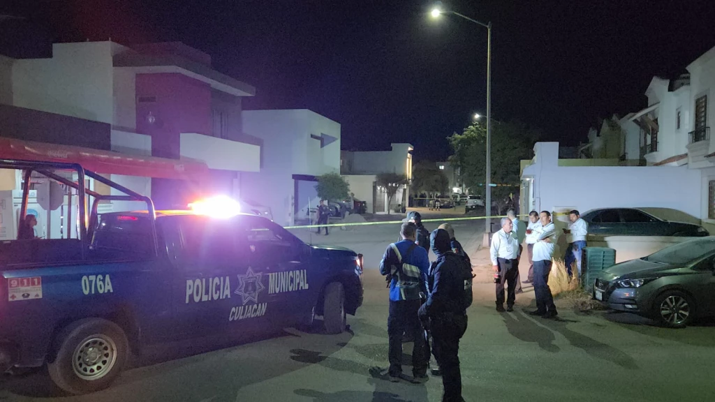 Sujeto ejecuta a tiros a hombre en la cochera de su casa; lo deja en su automóvil