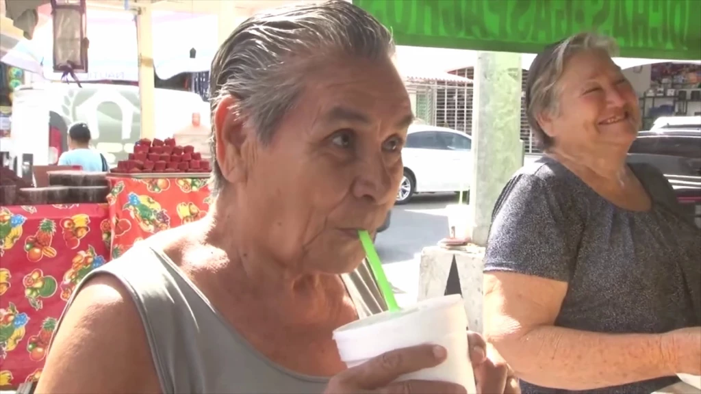 ¿Agua, suero, refresco o limonada?, ¿Qué beben las personas cuando tienen calor?