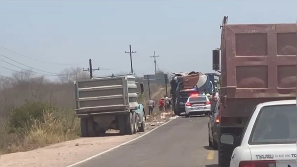 Vacían camión repartidor de refrescos luego de volcarse en carretera de Escuinapa