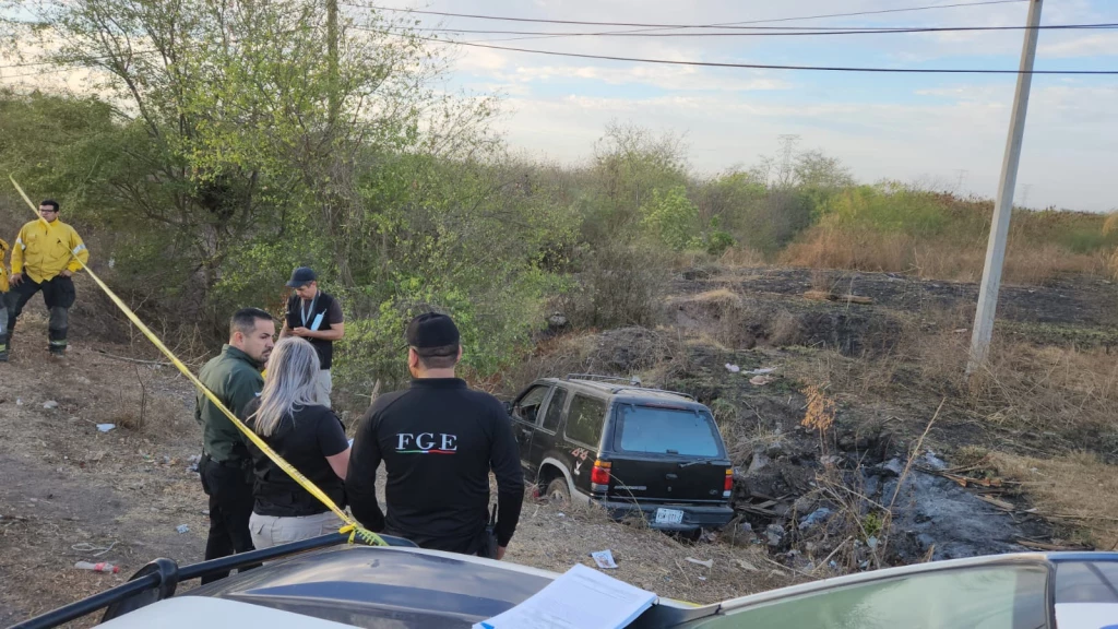 Encuentran a hombre sin vida debajo de camioneta en barranco; el conductor se dio a la fuga
