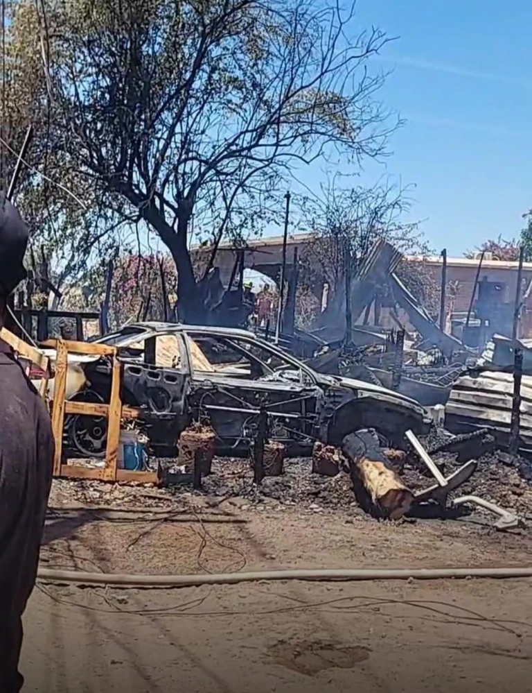 En cenizas más de 10 viviendas y varios vehículos tras fuerte incendio en Pueblo Yaqui