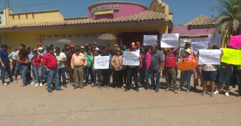Manifestantes expresan su descontento con el resultado de las elecciones en Juan José Rios