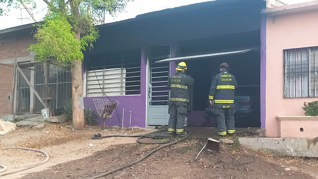 Fuego consume vehículo en la cochera de una casa en Culiacán