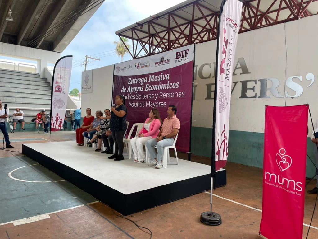 Madres solteras y adultos mayores de Mazatlán reciben apoyo económico por el Gobierno Municipal