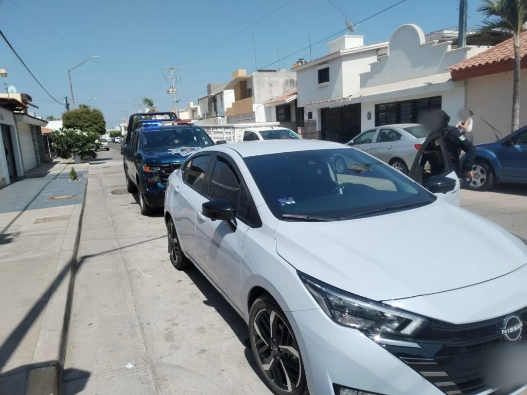 Policía Estatal Preventiva asegura a civil que circulaba en un vehículo con reporte de robo