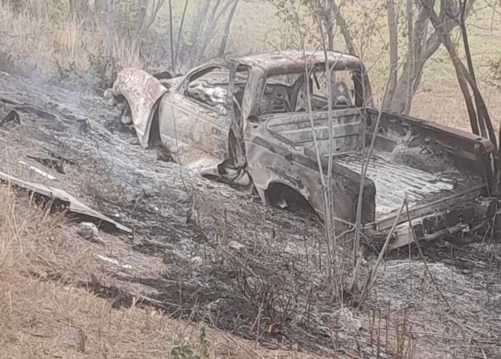 Camioneta se incendia tras chocar contra tráiler en autopista Mazatlán-Tepic