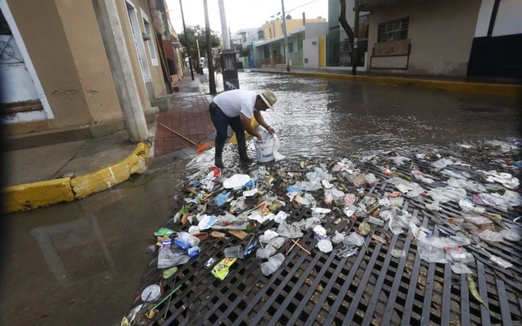 Busca JUMAPAM realizar jornadas de limpieza semanalmente en zonas bajas donde se acumula basura y se tapa el drenaje
