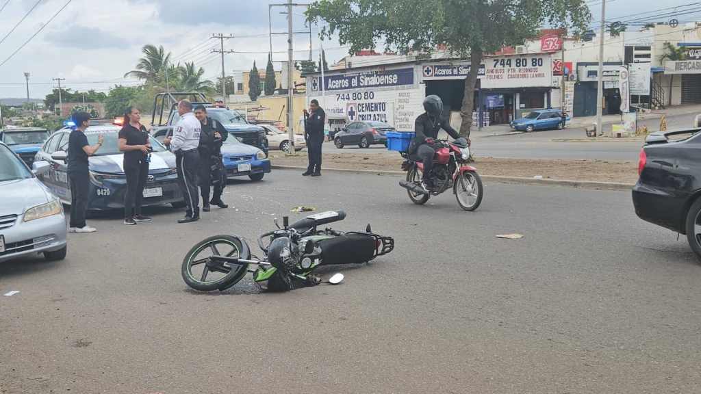 Mujer y menor de edad que circulaban en moto, resultan lesionados tras chocar con vehículo