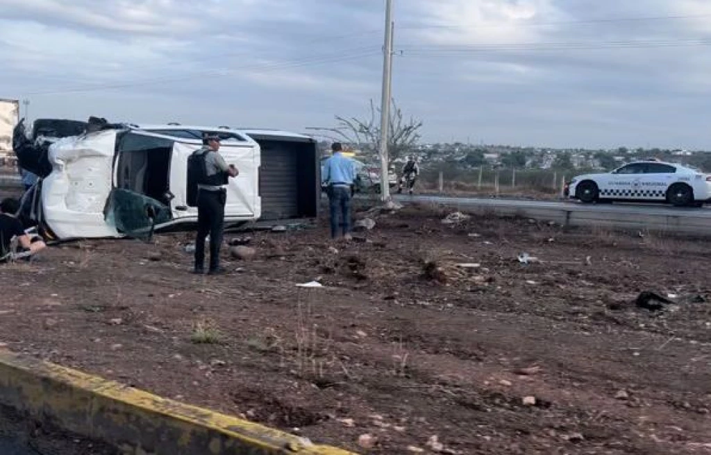 Vuelca camioneta tras presunta persecución en Culiacán