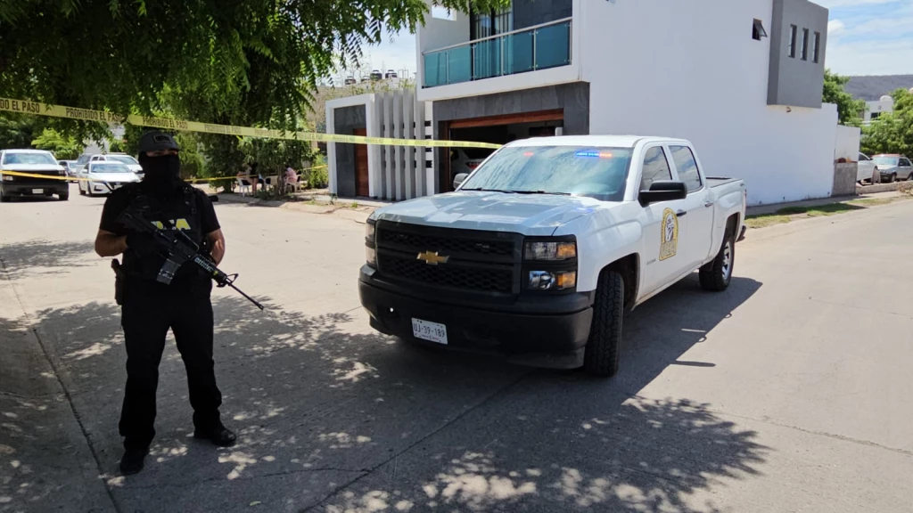 Elementos de la FGE catean inmueble en Alturas del Sur en Culiacán y rescatan a mujer
