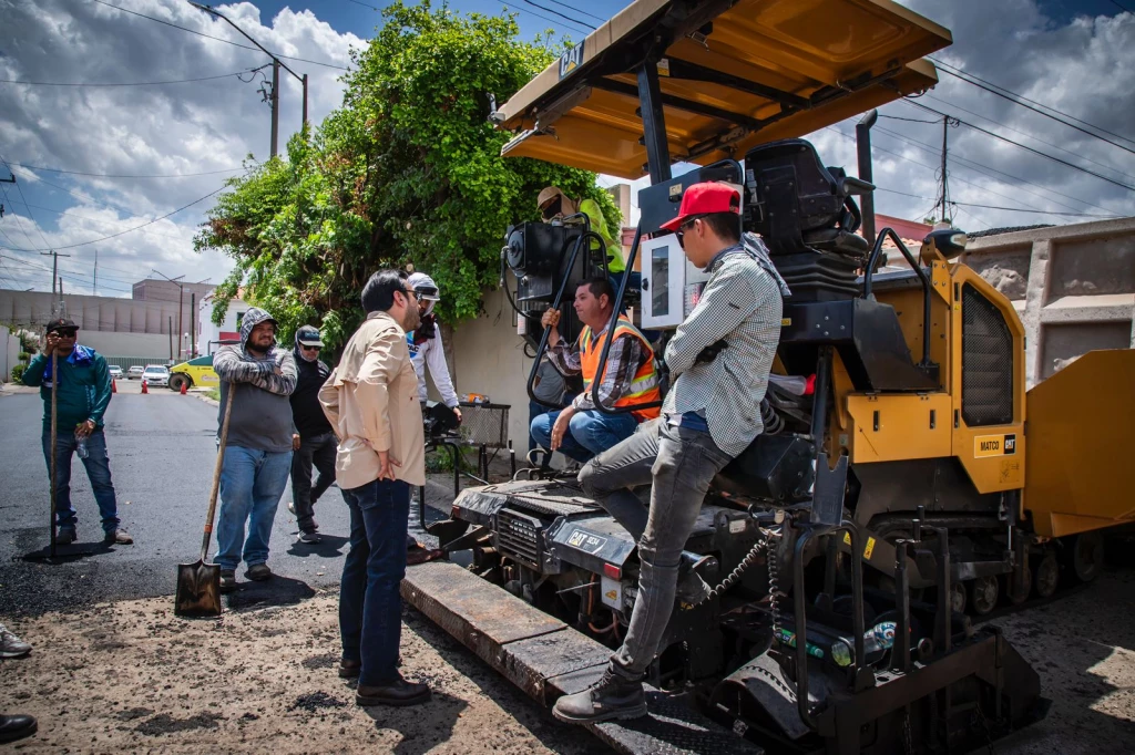 Gámez Mendívil supervisa pavimentación en Terranova