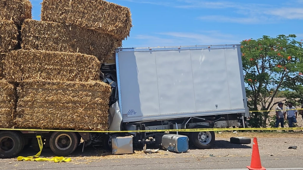 Hombre fallece al chocar camión de carga contra tráiler en la Maxipista Culiacán-Mazatlán