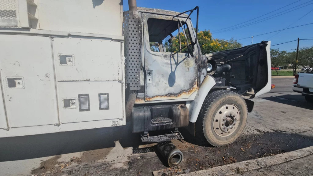 Camión de carga se incendia frente a Rectoría de la UAS