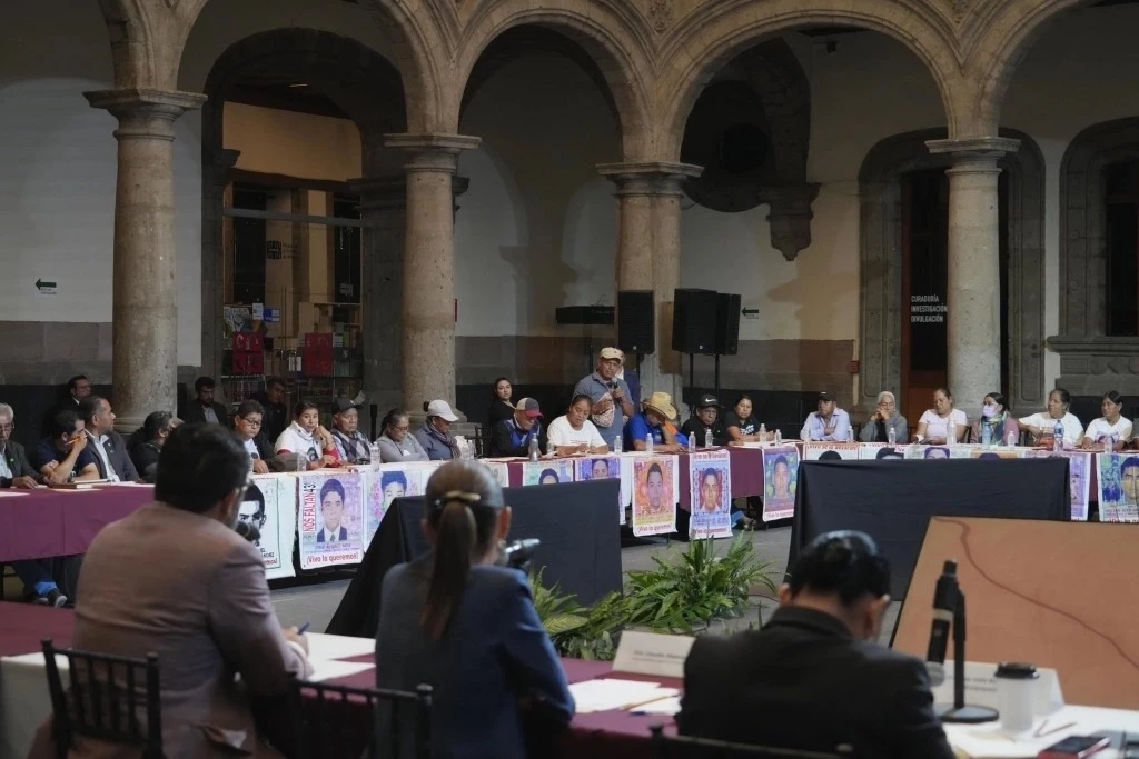 AMLO y Sheinbaum se reunieron con padres de normalistas