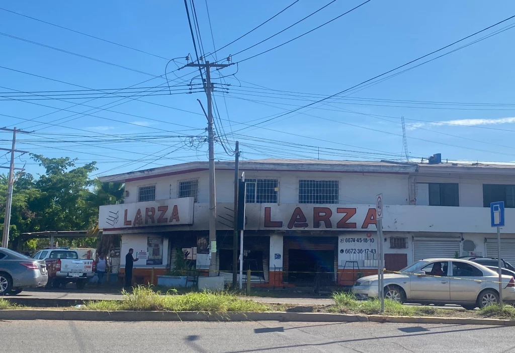 Se incendia negocio en sector Humaya en Culiacán