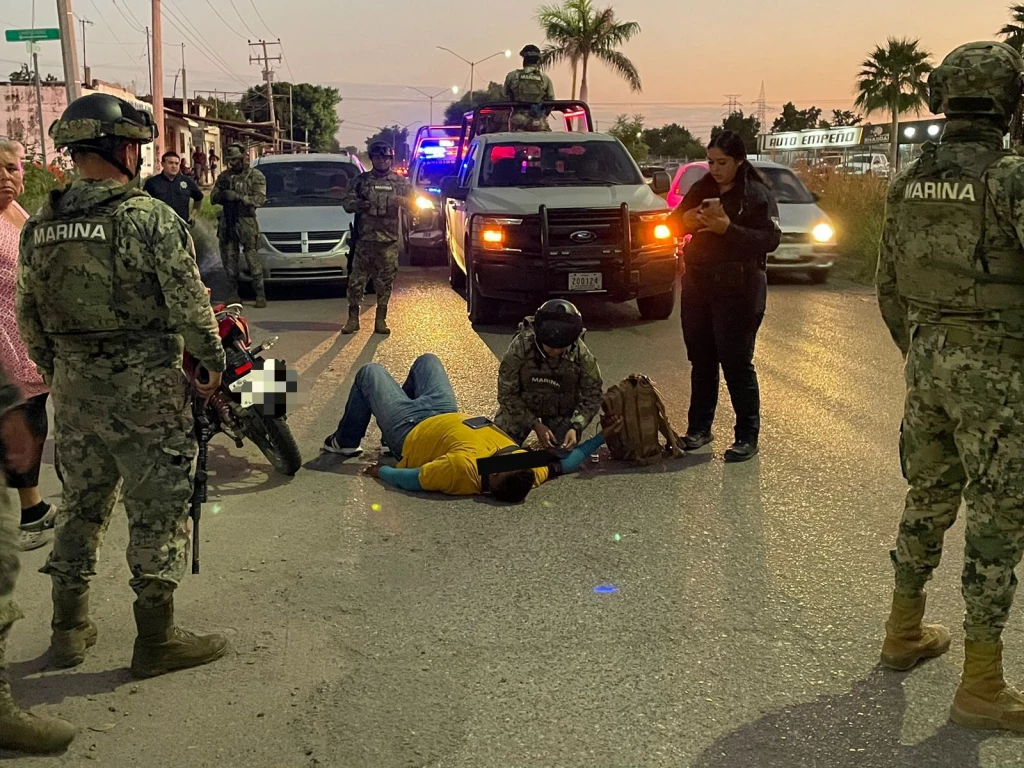 Auxilian elementos de Marina a motociclista tras accidente