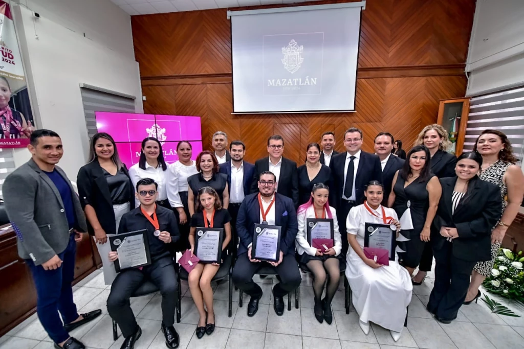 Reconoce Cabildo a 5 jóvenes que fueron acreedores al premio al mérito juvenil Mazatlán 2024