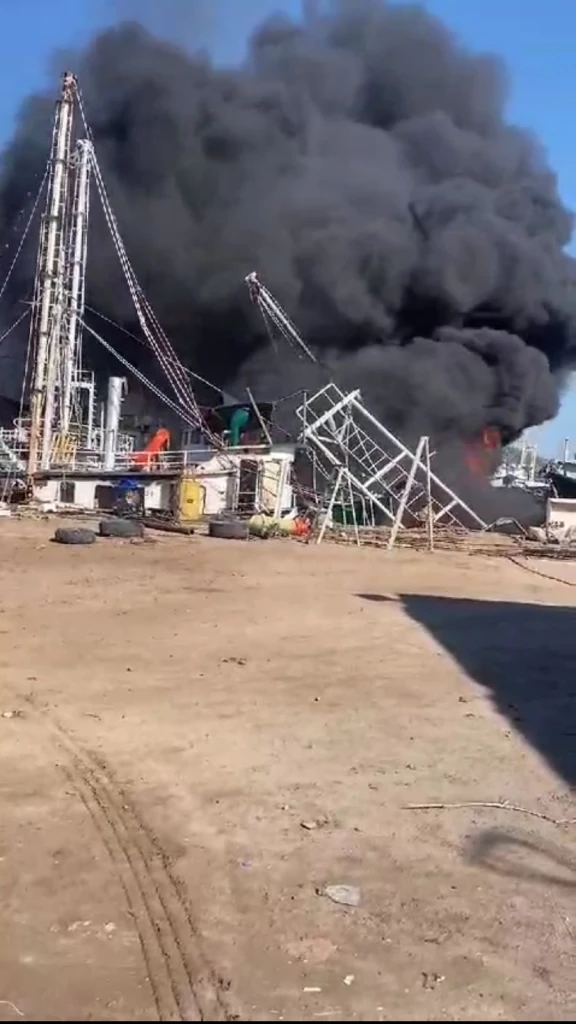 Explota barco camaronero en Mazatlán hay dos personas lesionadas