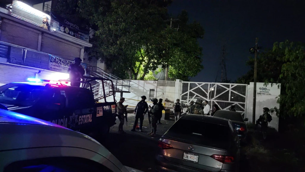 Asesinan a empleado de gasolinera en plaza comercial de Culiacán