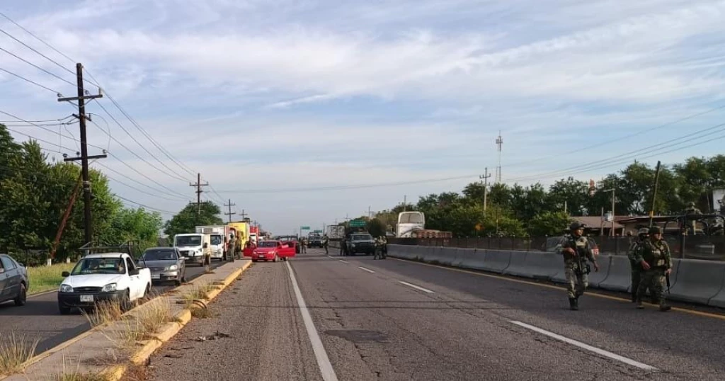 Enfrentamiento entre militares y civiles armados causa caos en carretera Culiacán-Eldorado
