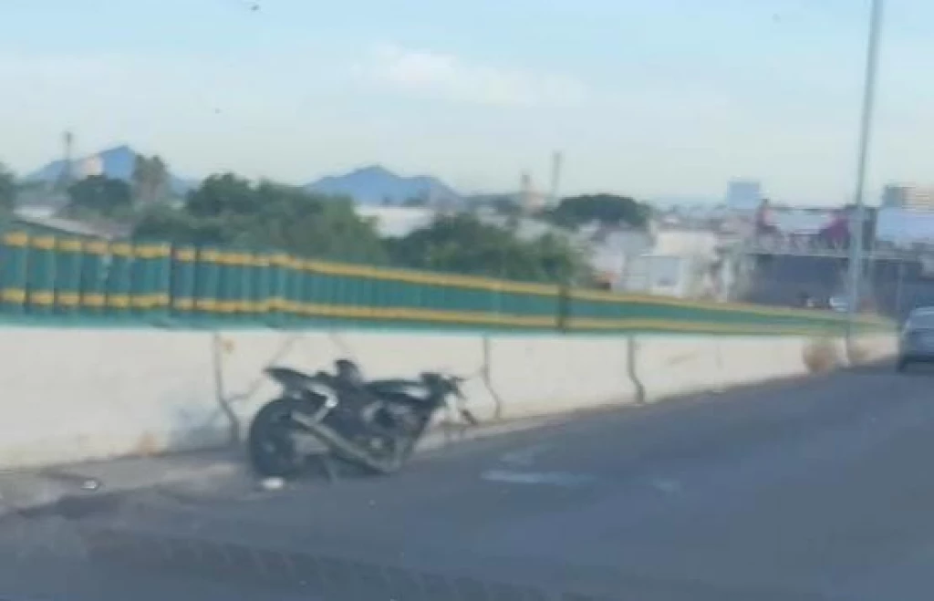 Motociclista cae de puente tras sufrir accidente en Culiacán