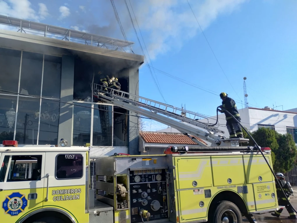 Incendio en empresa de decoración moviliza a cuerpos de emergencia en Culiacán