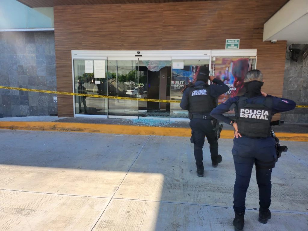 Grupo armado irrumpe en casino y roba cajero automático en Culiacán