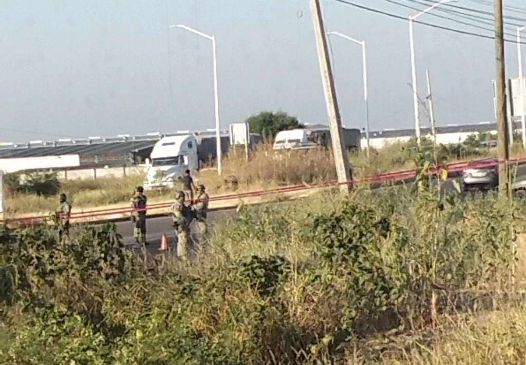 Encuentran a hombre asesinado a tiros y con huellas de tortura en carretera de Culiacán