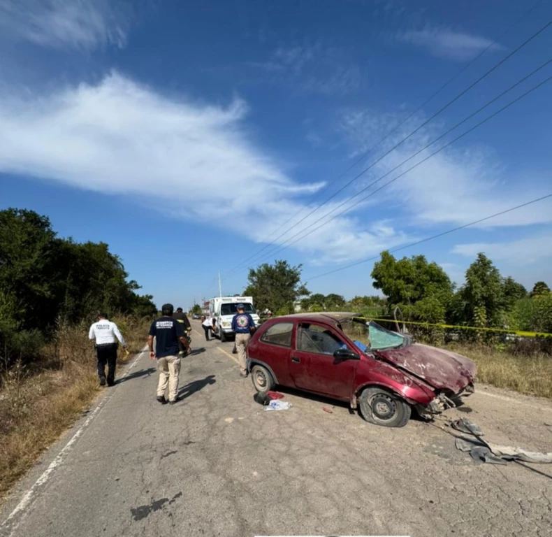 Hombre muere tras volcarse en vehículo compacto en Mazatlán