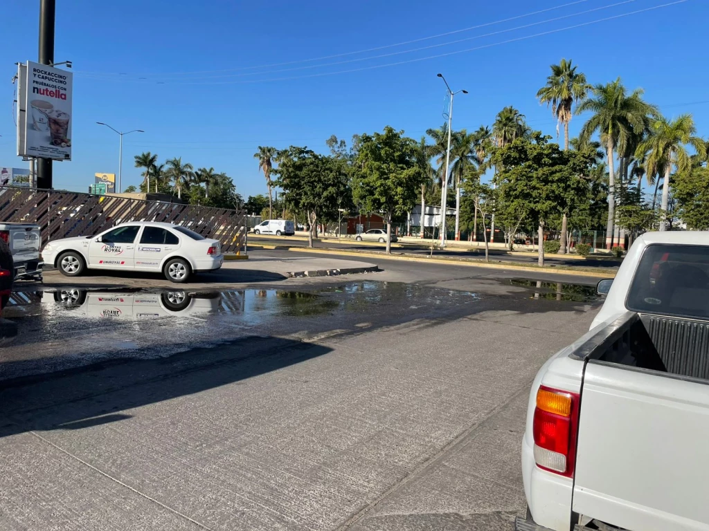 Urgente Reportan derrame de agua potable sobre el bulevar Adolfo López Mateos La Denuncia