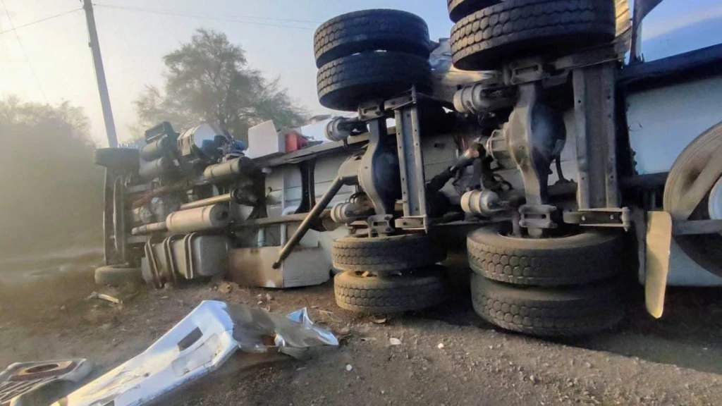 Accidente entre pipa de diésel y camión en Concheros deja cuantiosos daños materiales