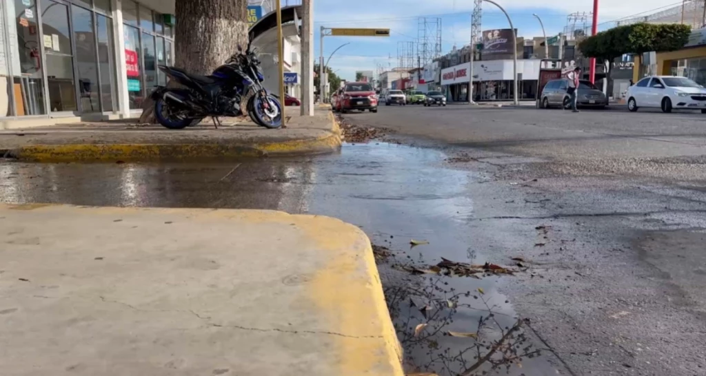 Denuncian fuga de agua potable en el centro de Los Mochis