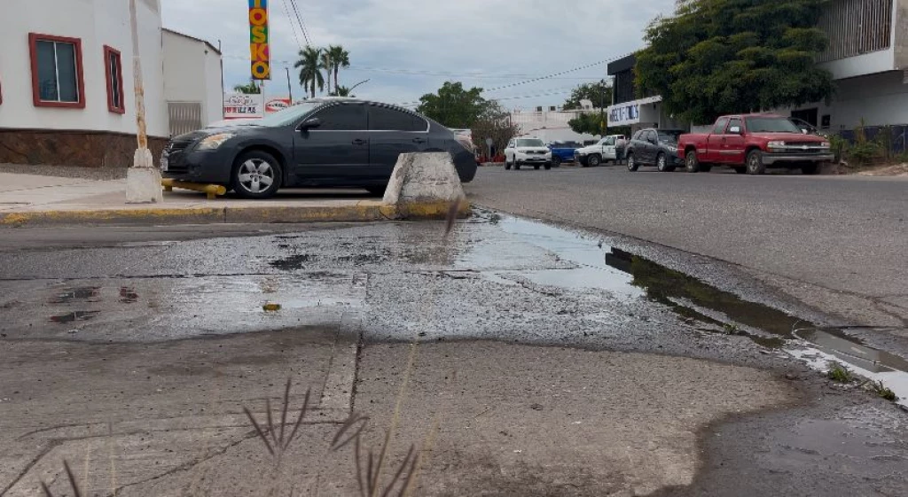 ¡Fuga de agua potable! en la colonia Centro de Los Mochis