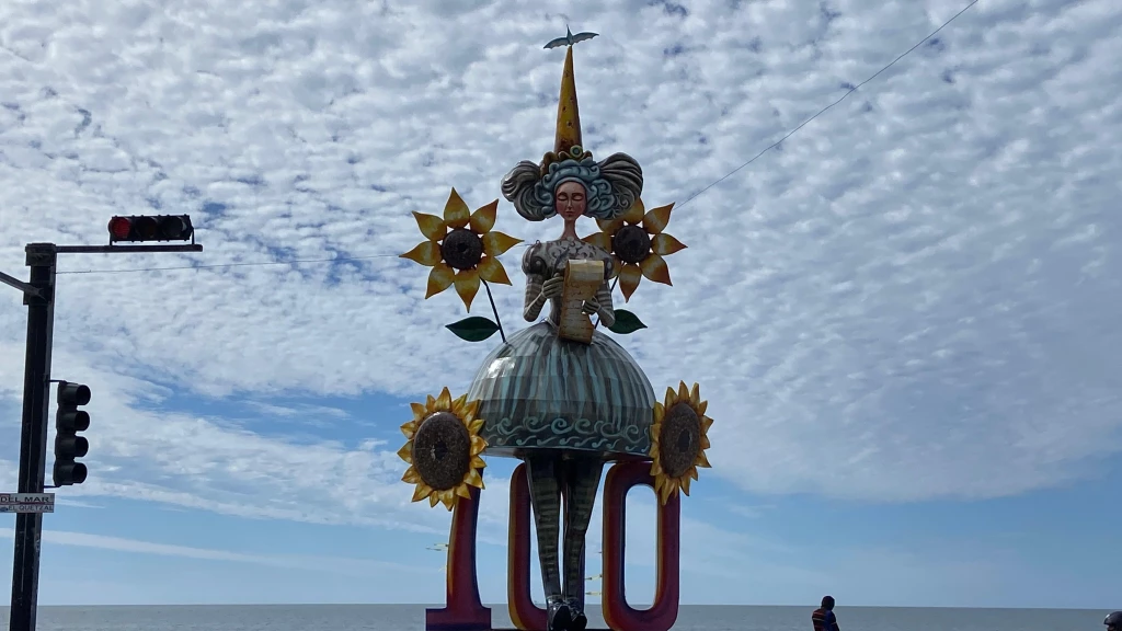 Un monigote que le rinde homenaje al centenario de los Juegos Florales