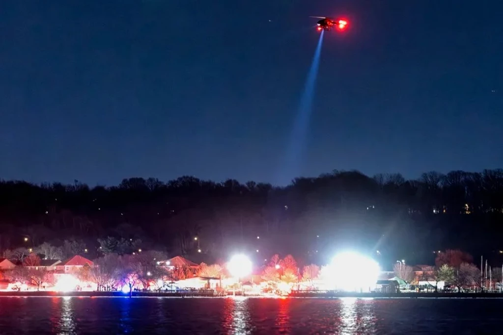 Recuperan 28 cadáveres tras accidente aéreo entre avión y helicóptero en Washington