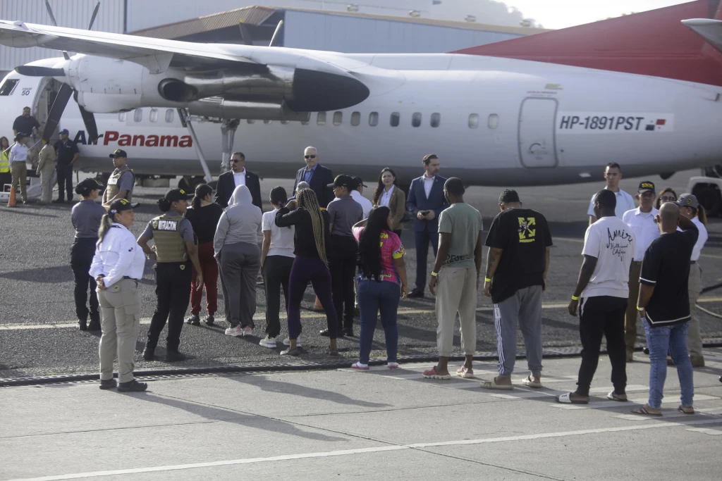 Rubio supervisa en Panamá vuelo de deportación de 43 migrantes colombianos pagado por EUA