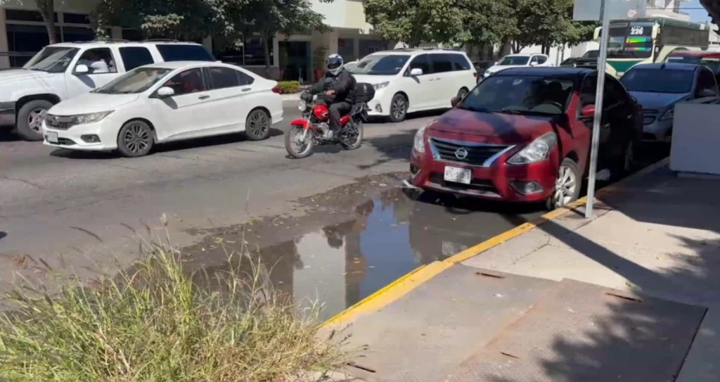 ¡Más fugas de aguas negras! En la colonia centro de Los Mochis