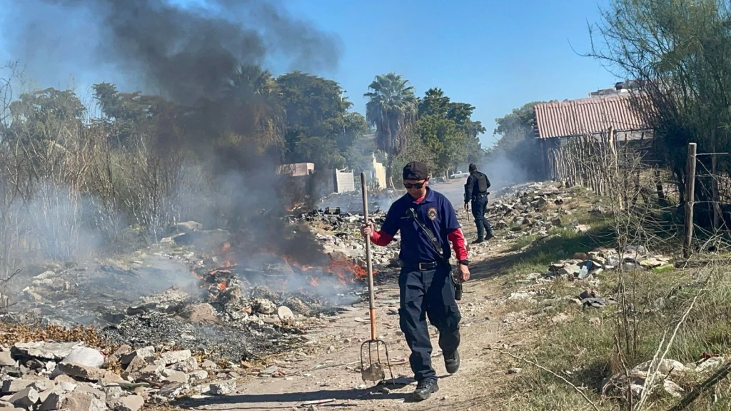 Incendio consume basurón al oriente de Los Mochis